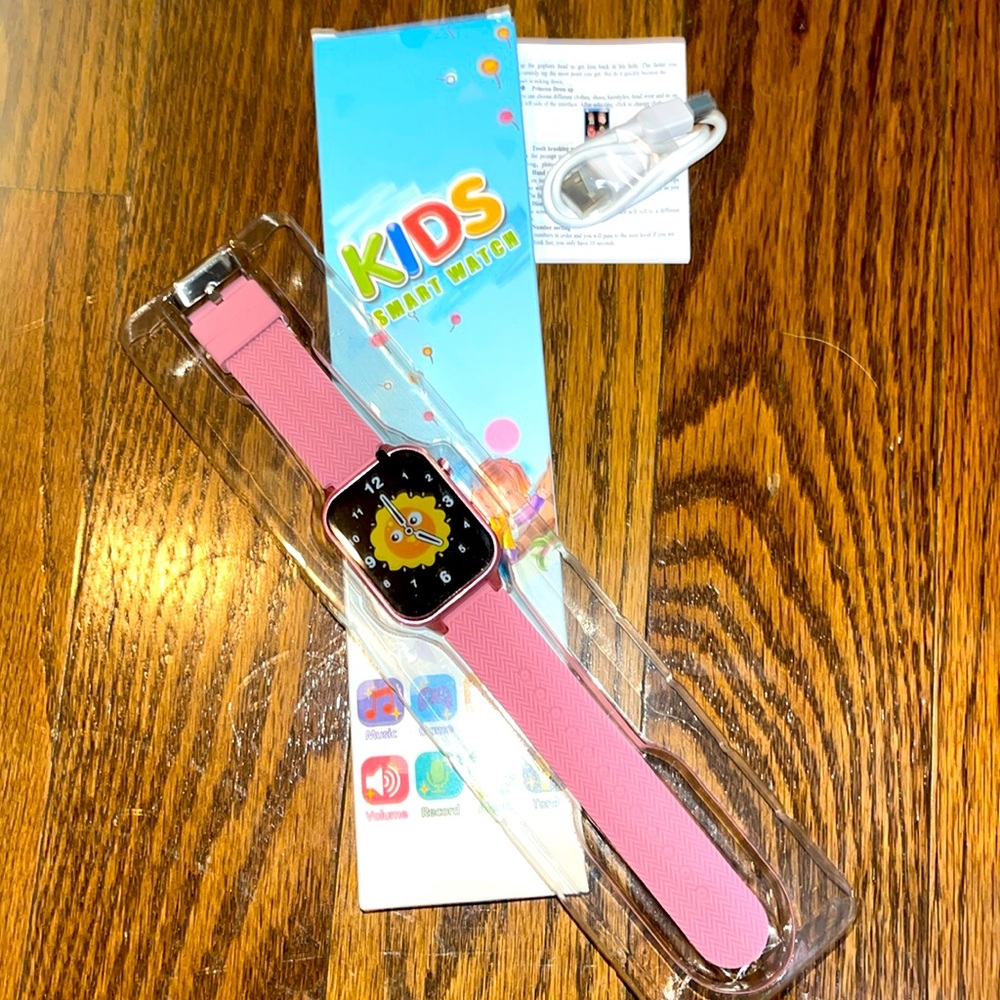 Kids NWOT Smart Watch with pink rubber strap💜 comes with two face covers!